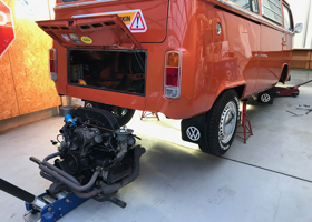 VW TYPE2 LATE BAY BUS WESTFALIA CAMPER : Engine removal for change the mission. 16