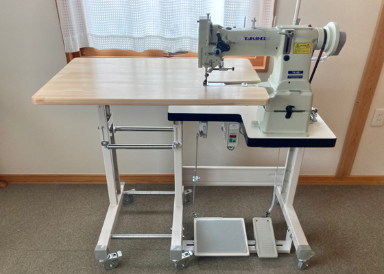 I added wood table to Industrial comprehensive feed arm sewing machine / 総合送りミシン 'TK-8B' 工業用総合送り腕ミシンにウッドテーブルを取り付けて平ミシン化